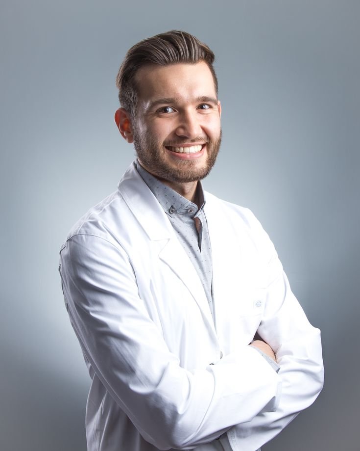 Dentista sorridente na Pinewood Dental Care